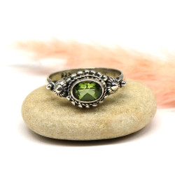 Bague fine travaillée argent et péridot