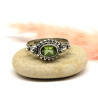 Bague fine travaillée argent et péridot