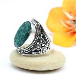 Bague travaillée en argent et émeraude