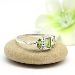 Bague fine en argent et péridots