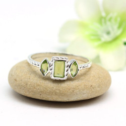 Bague fine pierre verte