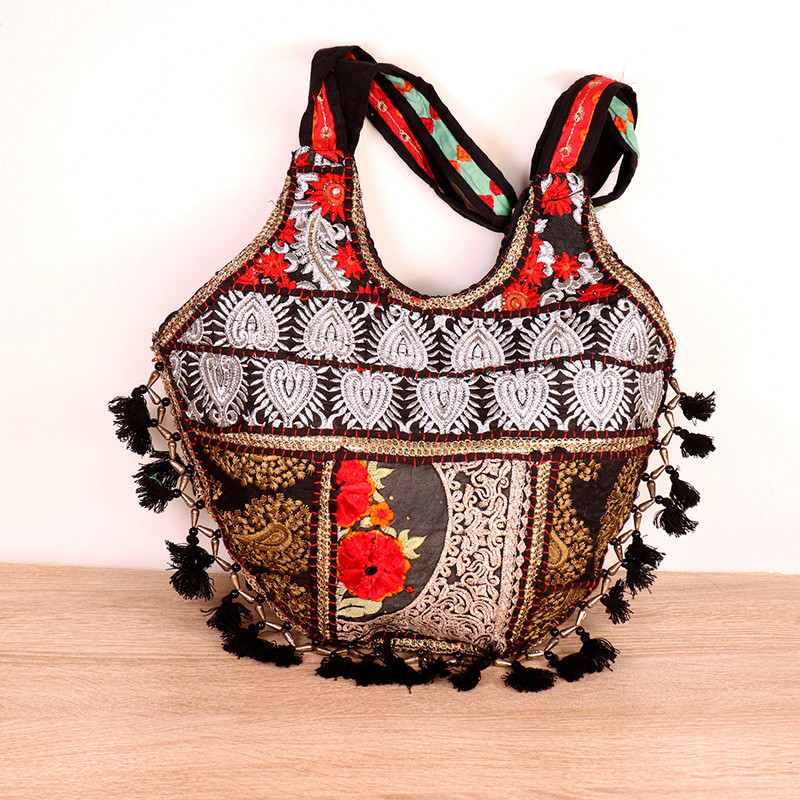 Sac indien brodé noir fleurs rouges Sac indien brodé noir fleurs rouges