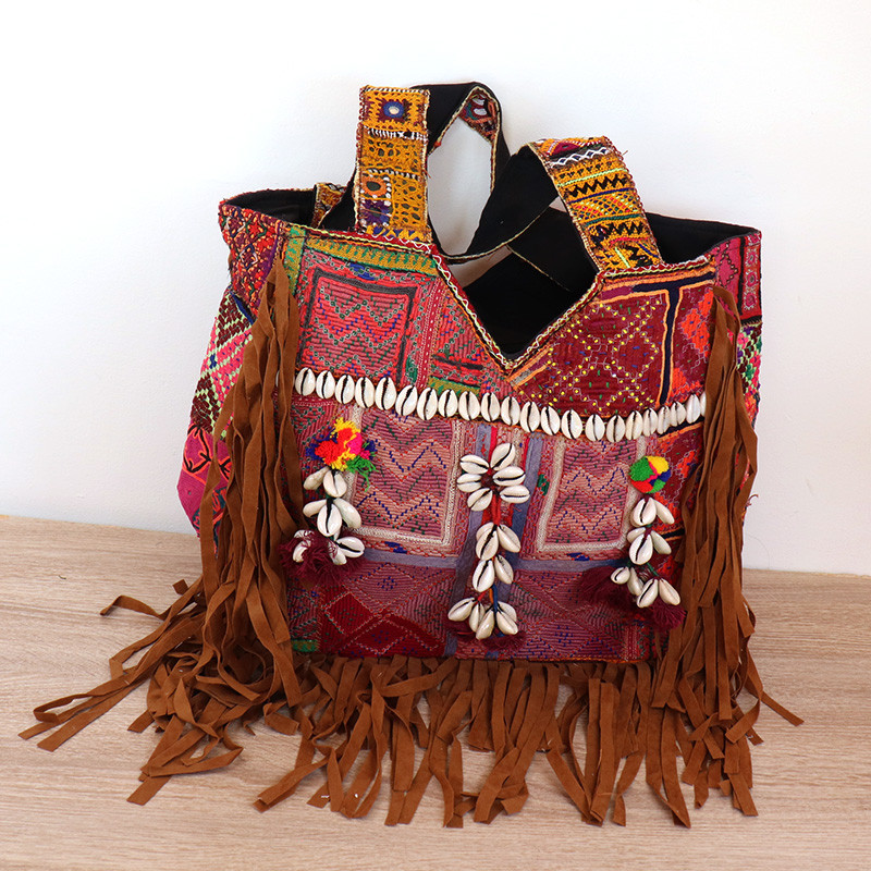 Sac indien hippie chic à franges et cauris Sac indien hippie chic à franges et cauris