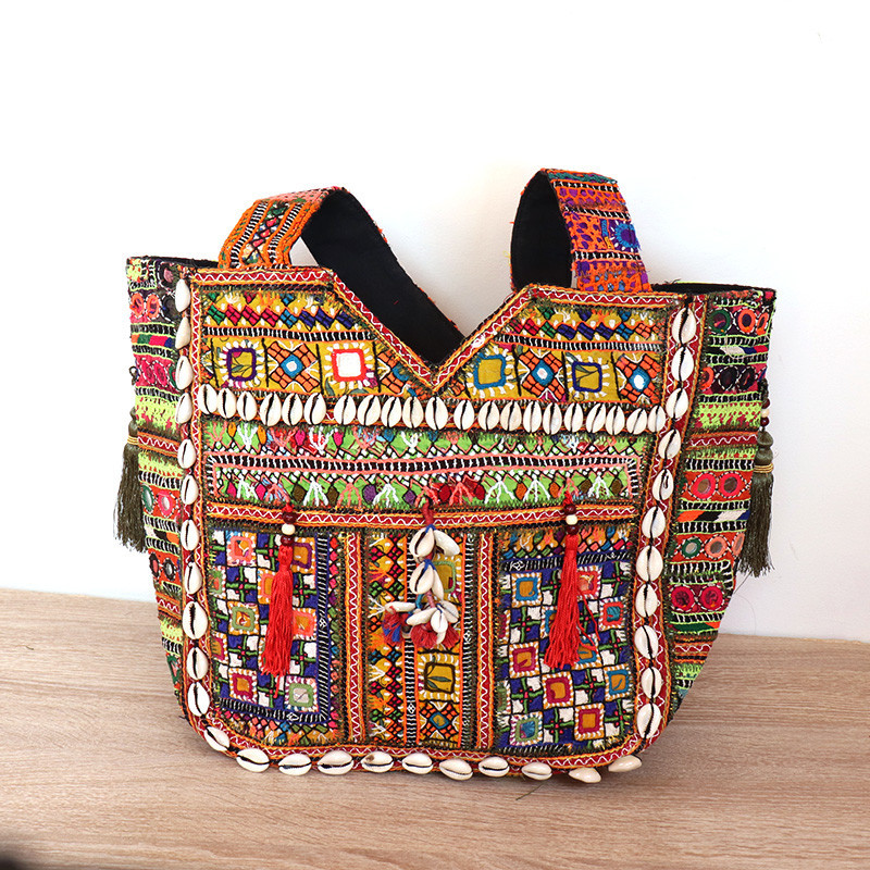 Sac indien ethnique tissus brodés et cauris Sac indien ethnique tissus brodés et cauris