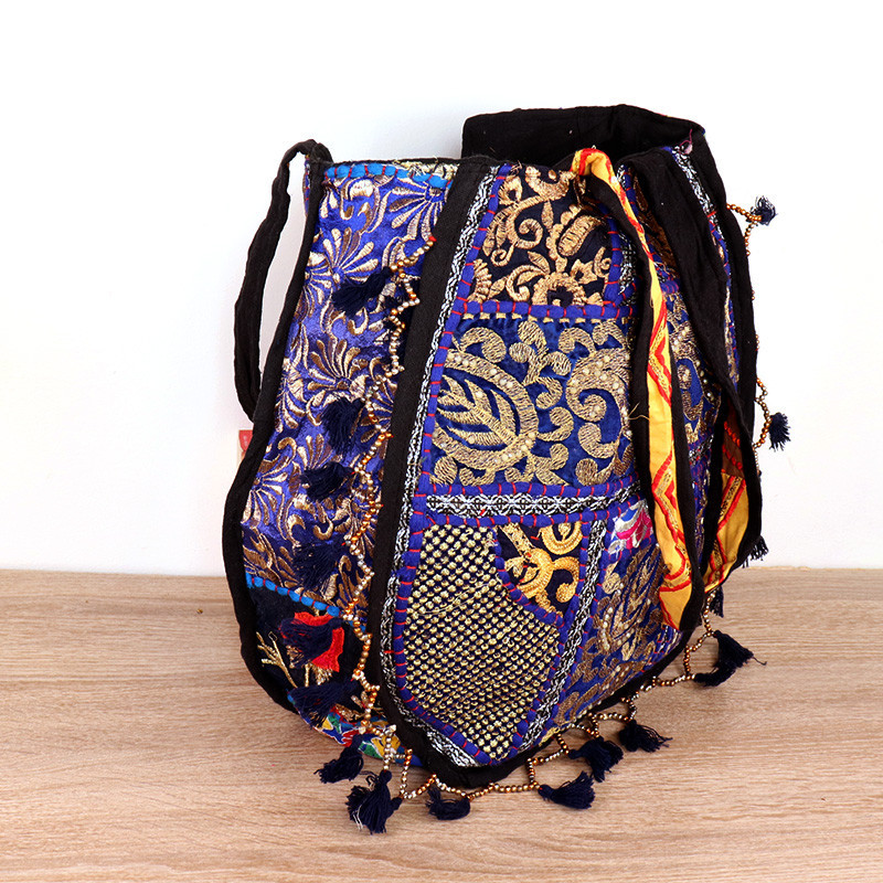 Sac d'Inde en tissus brodés pompons bleus Sac d'Inde en tissus brodés pompons bleus
