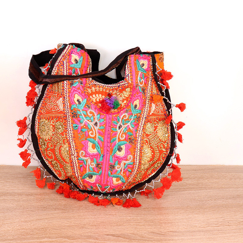 Sac indien brodé orange et rose à pompons Sac indien brodé orange et rose à pompons